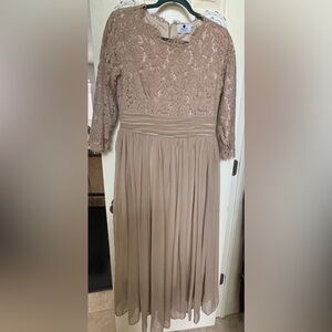 Dainty Jewells Lace Floral Dress in Cream pewter color size large